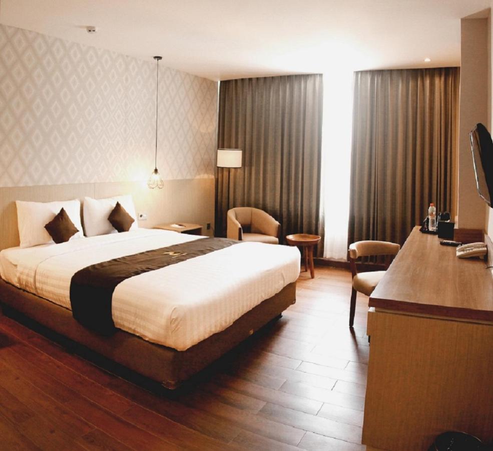 Zenith Premiere Hotel Baubau Exterior photo