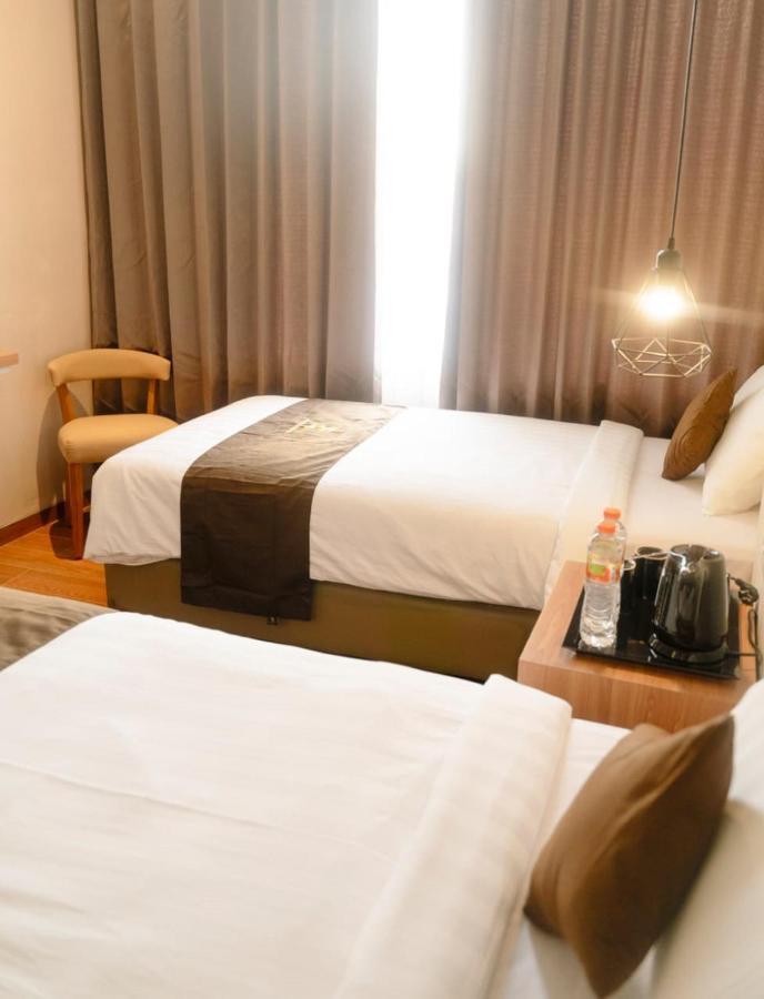 Zenith Premiere Hotel Baubau Exterior photo